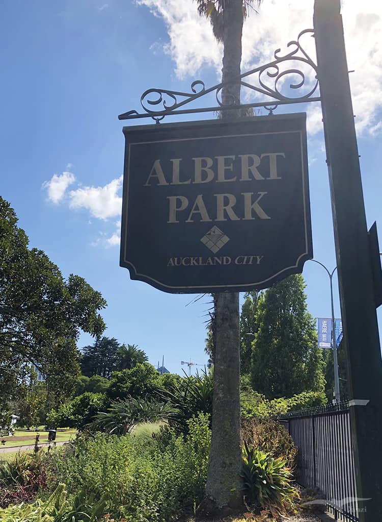 【奧克蘭市區景點】阿爾伯特公園 Albert Park|大學新生表演活動! - 第7張圖 奧克蘭 阿爾伯特公園 Auckland Albert Park 招牌