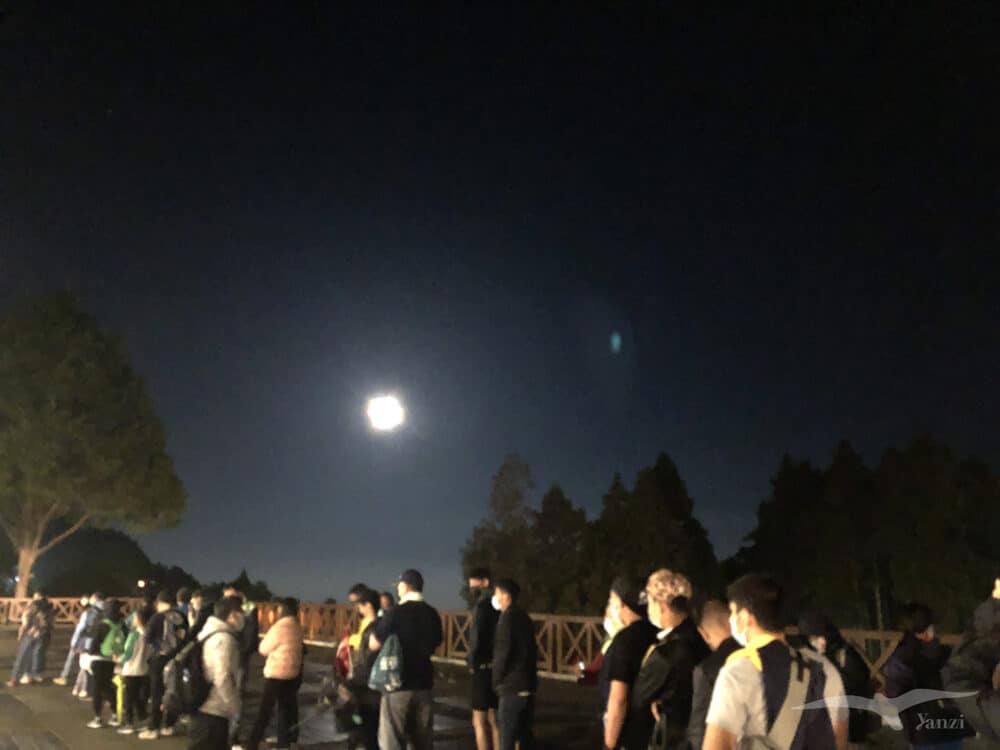中秋連假 嘉義阿里山 排隊搭小火車