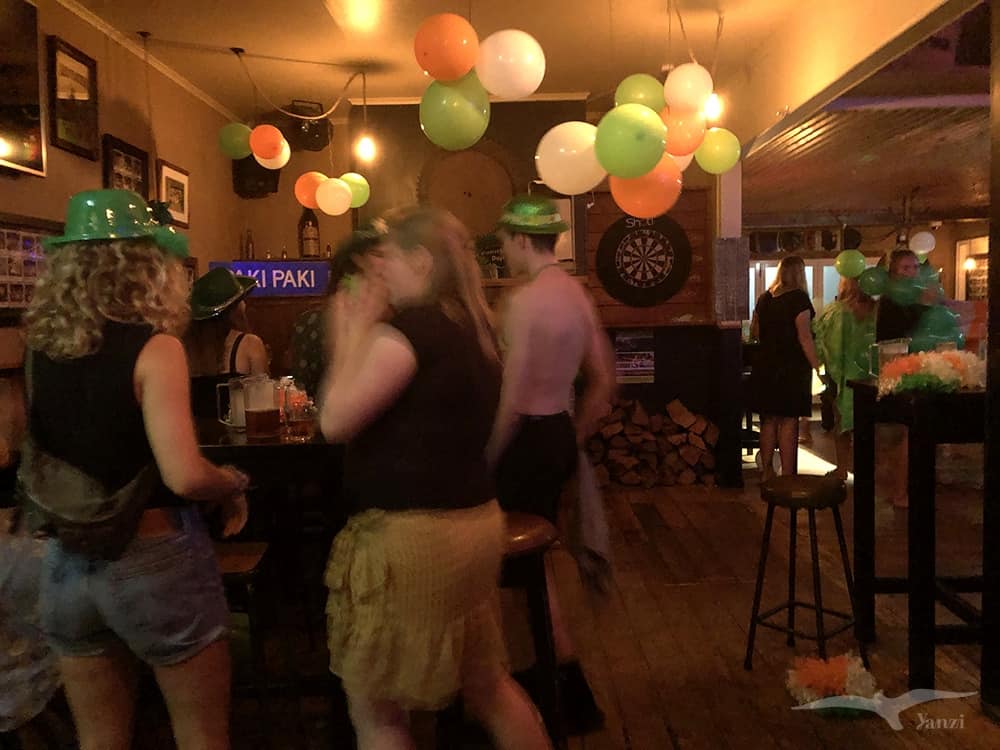馬希納普阿湖Lake Mahinapua Hotel 吧檯 聖派翠克節派對 St Patrick’s Day