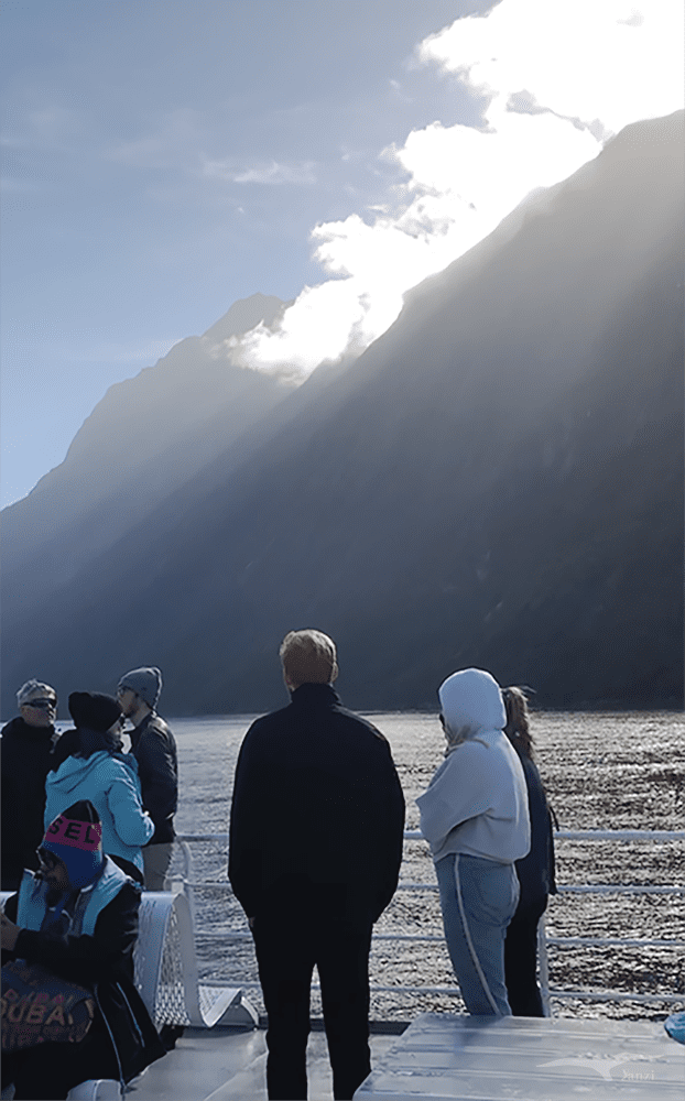 【紐西蘭D25下】米爾福德峽灣Milford Sound|探索世界八大奇景 - 第12張圖 米爾福德峽灣 Milford Sound 陽光