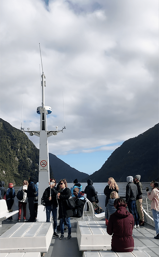 【紐西蘭D25下】米爾福德峽灣Milford Sound|探索世界八大奇景 - 第22張圖 米爾福德峽灣 Milford Sound 甲板上