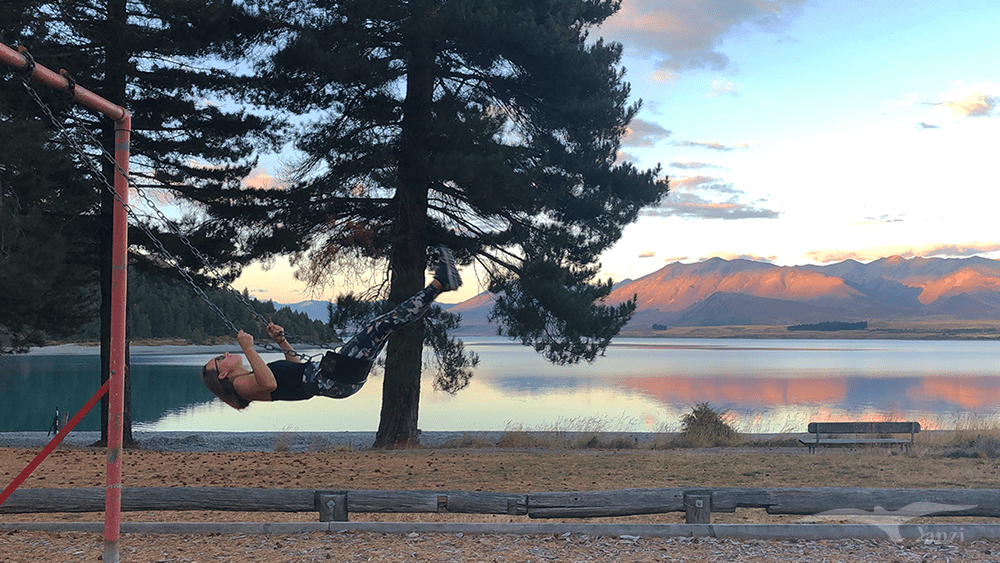 【紐西蘭D26下】蒂卡波湖Lake Tekapo+好牧羊人教堂|療癒美景 - 第92張圖 紐西蘭南島 蒂卡波湖 NZ Lake Tekapo 盪鞦韆 黃昏 橙紫色天空