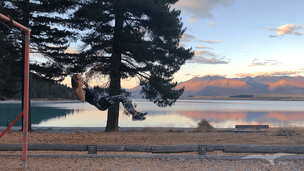【紐西蘭D26下】蒂卡波湖Lake Tekapo+好牧羊人教堂|療癒美景 - 第93張圖 紐西蘭南島 蒂卡波湖 NZ Lake Tekapo 盪鞦韆 黃昏 橙紫色天空