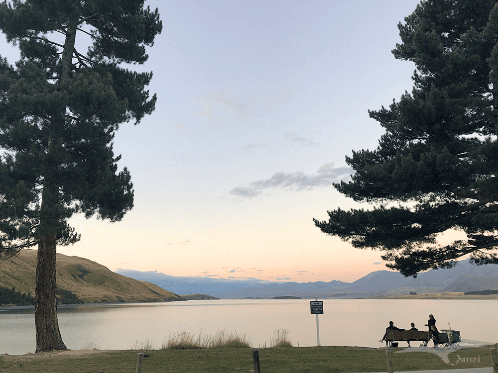 【紐西蘭D26下】蒂卡波湖Lake Tekapo+好牧羊人教堂|療癒美景 - 第98張圖 紐西蘭南島 蒂卡波湖 NZ Lake Tekapo 黃昏 橙紫色天空