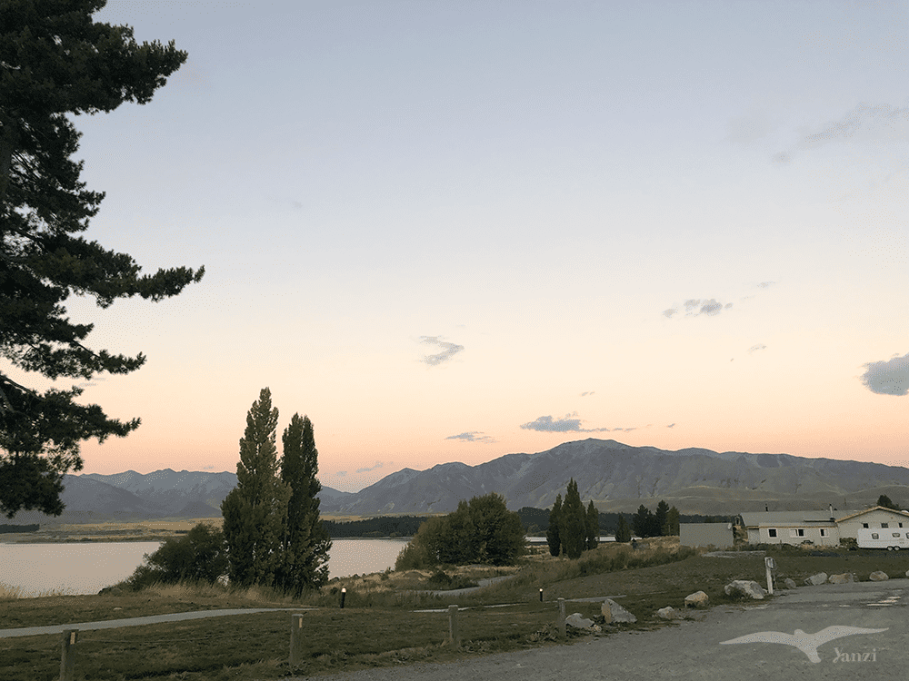【紐西蘭D26下】蒂卡波湖Lake Tekapo+好牧羊人教堂|療癒美景 - 第99張圖 紐西蘭南島 蒂卡波湖 NZ Lake Tekapo 黃昏 橙紫色天空