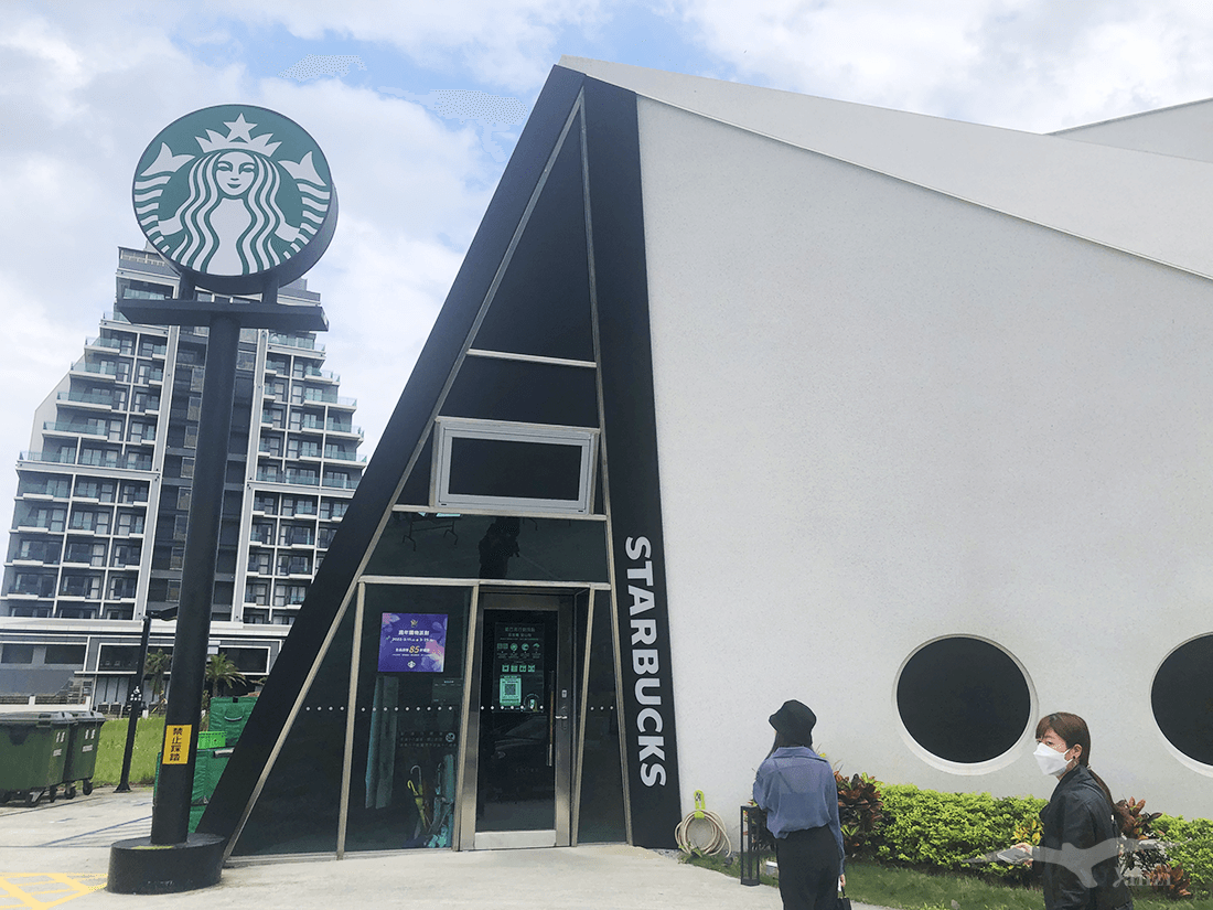 【宜蘭頭城景點】星巴克頭城門市｜白色遊艇外觀設計的建築