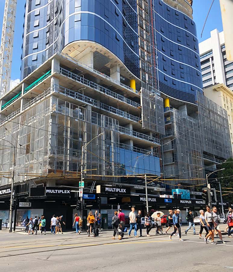【墨爾本】南十字星車站 Southern Cross Station|光線與建築完美交融 - 第26張圖 墨爾本 南十字星車站 Southern Cross Station 人們過馬路