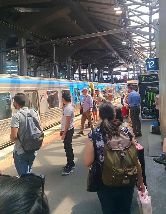 【墨爾本】南十字星車站 Southern Cross Station|光線與建築完美交融 - 第17張圖 南十字星車站 月台 Southern Cross Station platform