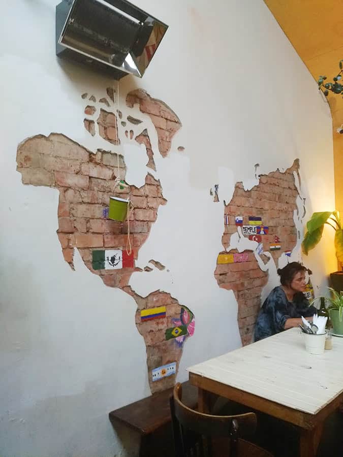 【墨爾本】義工素食餐廳Lentil as Anything三間分店|自由給錢 - 第6張圖 墨爾本 義工素食餐廳 Lentil as Anything, Thornbury分店 室內牆裝飾