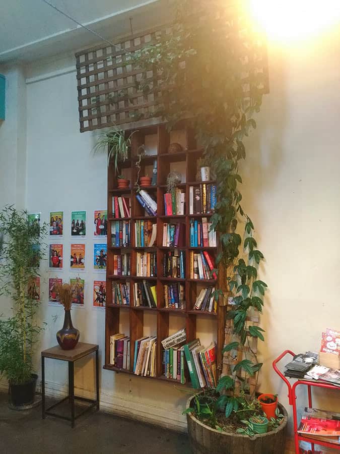 【墨爾本】義工素食餐廳Lentil as Anything三間分店|自由給錢 - 第7張圖 墨爾本 義工素食餐廳 Lentil as Anything, Thornbury分店 書櫃