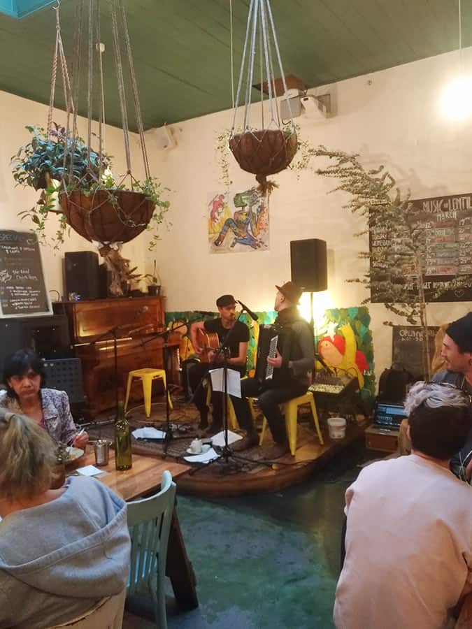 【墨爾本】義工素食餐廳Lentil as Anything三間分店|自由給錢 - 第9張圖 墨爾本 義工素食餐廳 Lentil as Anything, Thornbury分店 音樂表演