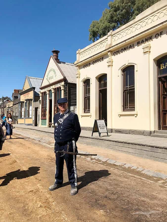【墨爾本跟團一日遊】疏芬山掏金小鎮Sovereign Hill+羊駝農場 - 第66張圖 疏芬山掏金小鎮 Sovereign Hill 警長