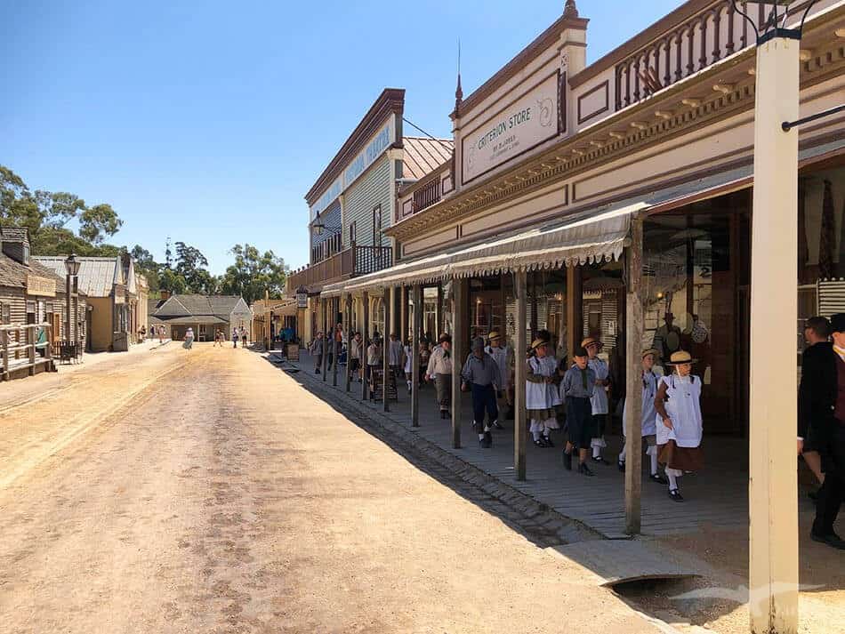 【墨爾本跟團一日遊】疏芬山掏金小鎮Sovereign Hill+羊駝農場 - 第80張圖 疏芬山掏金小鎮 Sovereign Hill 小學生