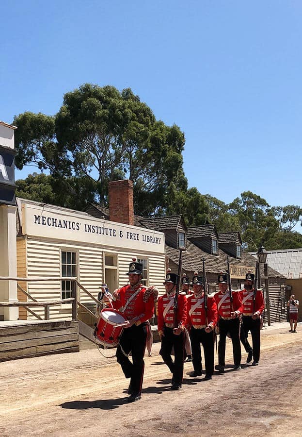 【墨爾本跟團一日遊】疏芬山掏金小鎮Sovereign Hill+羊駝農場 - 第70張圖 疏芬山掏金小鎮 Sovereign Hill 街頭角色&表演