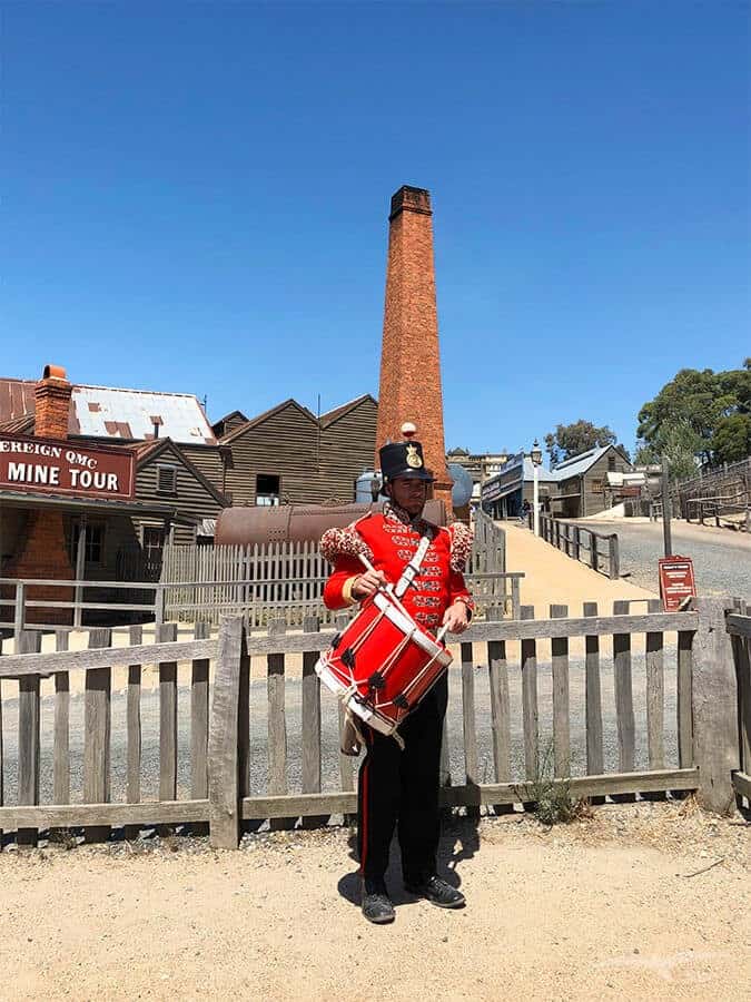 【墨爾本跟團一日遊】疏芬山掏金小鎮Sovereign Hill+羊駝農場 - 第72張圖 疏芬山掏金小鎮 Sovereign Hill 街頭角色&表演