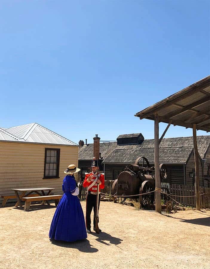 【墨爾本跟團一日遊】疏芬山掏金小鎮Sovereign Hill+羊駝農場 - 第73張圖 疏芬山掏金小鎮 Sovereign Hill 街頭角色&表演