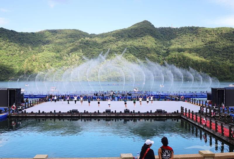 【花蓮鯉魚潭】2023花蓮紅面鴨Fun暑假｜水舞煙火秀+踩天鵝船