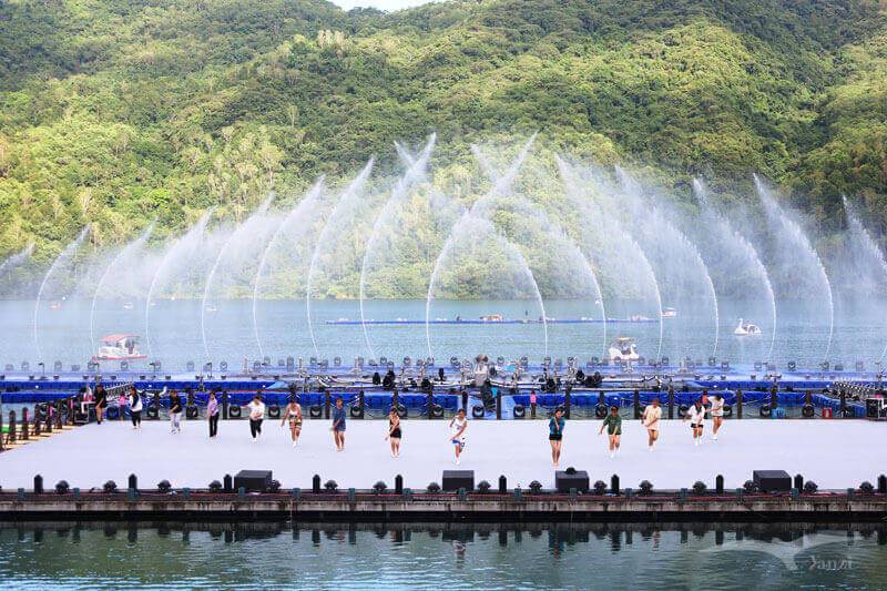 【花蓮鯉魚潭】2023花蓮紅面鴨Fun暑假｜水舞煙火秀+踩天鵝船