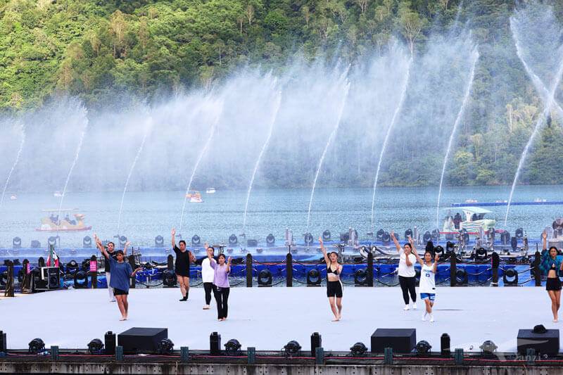 【花蓮鯉魚潭】2023花蓮紅面鴨Fun暑假｜水舞煙火秀+踩天鵝船