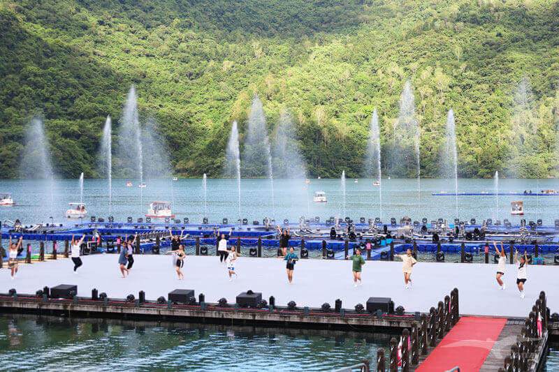 【花蓮鯉魚潭】2023花蓮紅面鴨Fun暑假｜水舞煙火秀+踩天鵝船