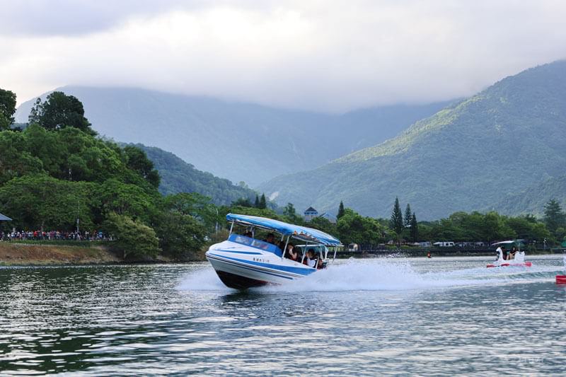 【花蓮鯉魚潭】2023花蓮紅面鴨Fun暑假｜水舞煙火秀+踩天鵝船