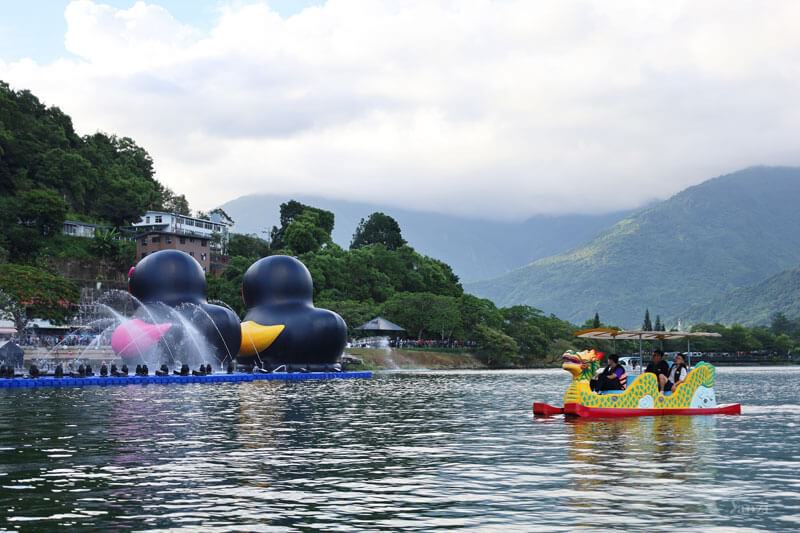 【花蓮鯉魚潭】2023花蓮紅面鴨Fun暑假｜水舞煙火秀+踩天鵝船