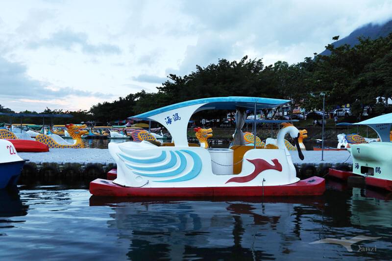 【花蓮鯉魚潭】2023花蓮紅面鴨Fun暑假｜水舞煙火秀+踩天鵝船