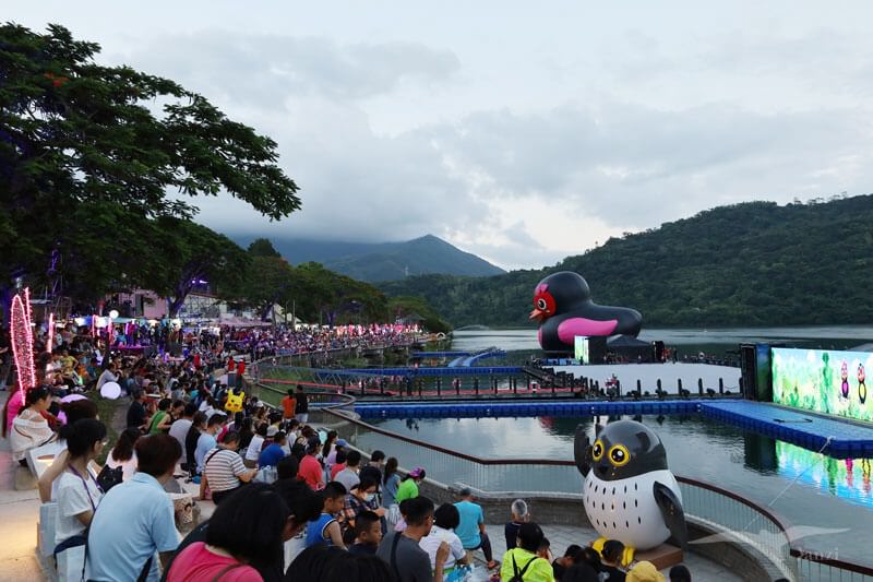 【花蓮鯉魚潭】2023花蓮紅面鴨Fun暑假｜水舞煙火秀+踩天鵝船