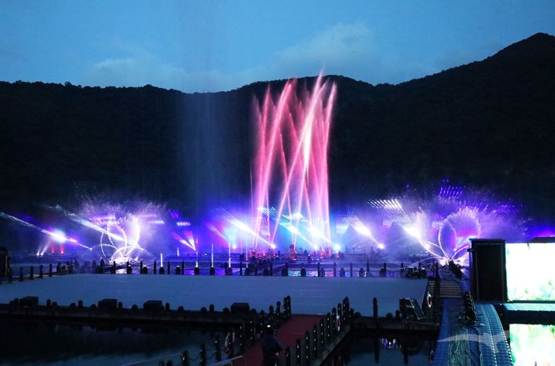 【花蓮鯉魚潭】2023花蓮紅面鴨Fun暑假｜水舞煙火秀+踩天鵝船