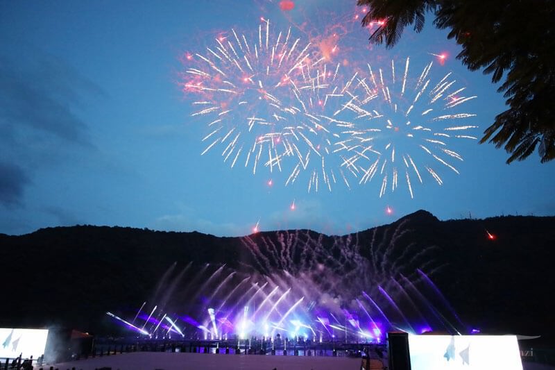 【花蓮鯉魚潭】2023花蓮紅面鴨Fun暑假｜水舞煙火秀+踩天鵝船