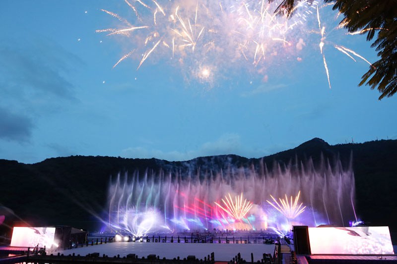 【花蓮鯉魚潭】2023花蓮紅面鴨Fun暑假｜水舞煙火秀+踩天鵝船