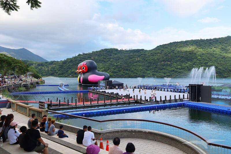 【花蓮鯉魚潭】2023花蓮紅面鴨Fun暑假｜水舞煙火秀+踩天鵝船