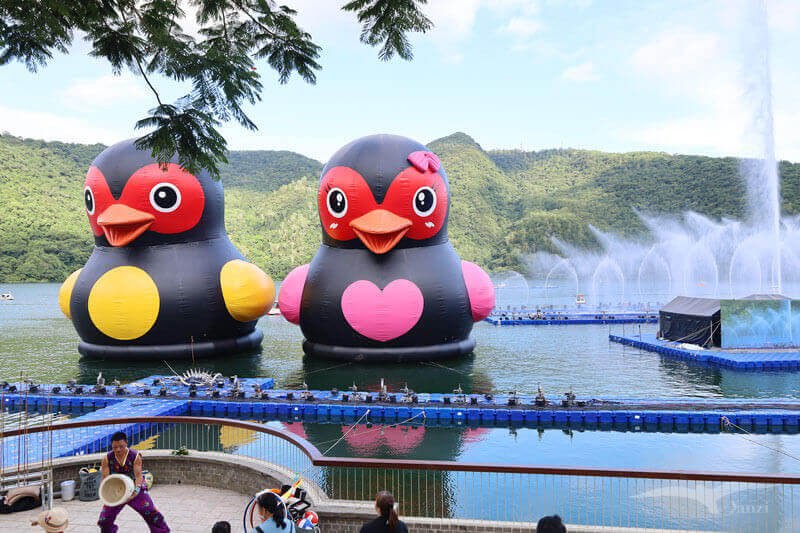 【花蓮鯉魚潭】2023花蓮紅面鴨Fun暑假｜水舞煙火秀+踩天鵝船