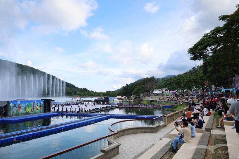 【花蓮鯉魚潭】2023花蓮紅面鴨Fun暑假｜水舞煙火秀+踩天鵝船