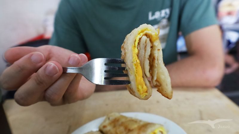 【花蓮早餐】明心紅茶｜厚皮手工蛋餅 表皮蛋煎得香脆！傳統早餐