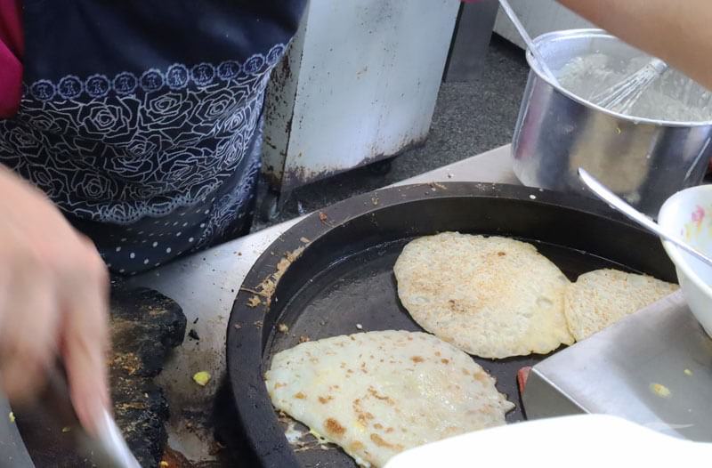 【花蓮早餐】明心紅茶｜厚皮手工蛋餅 表皮蛋煎得香脆！傳統早餐