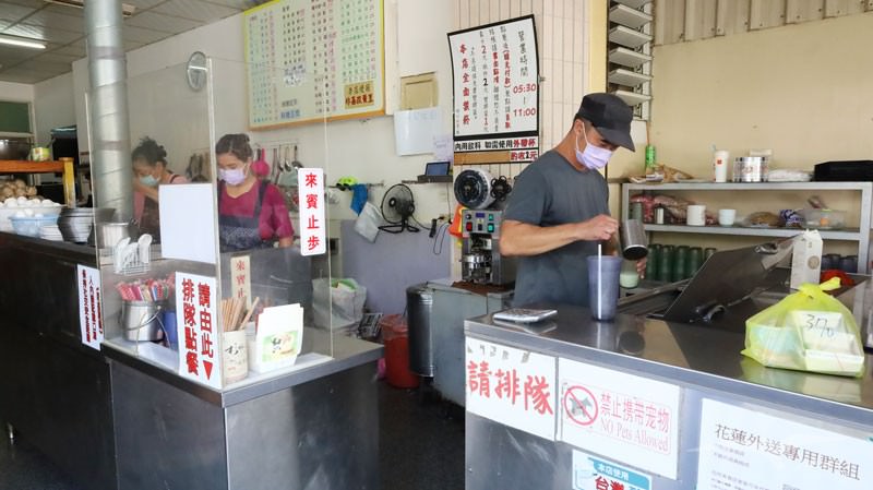 【花蓮早餐】明心紅茶｜厚皮手工蛋餅 表皮蛋煎得香脆！傳統早餐