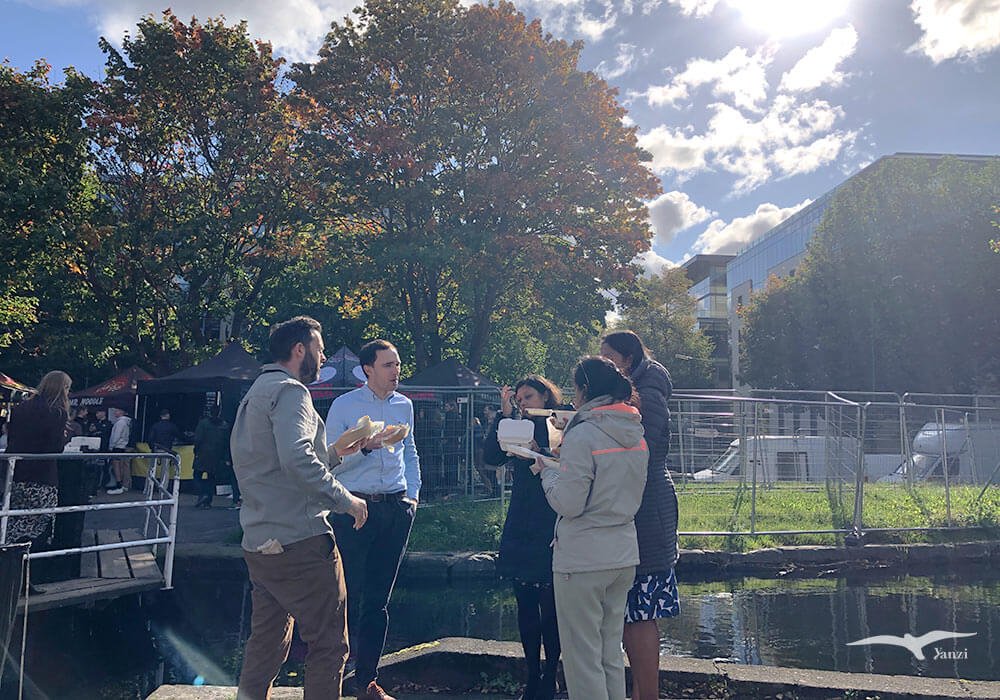 【都柏林市集】Mespil Road Lunchtime Market｜河岸邊的平日午餐市集！