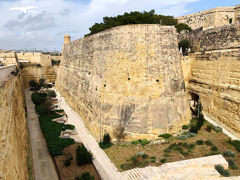 【瓦萊塔一日遊】8大景點＋步行路線｜漫步馬爾他的金色古城！