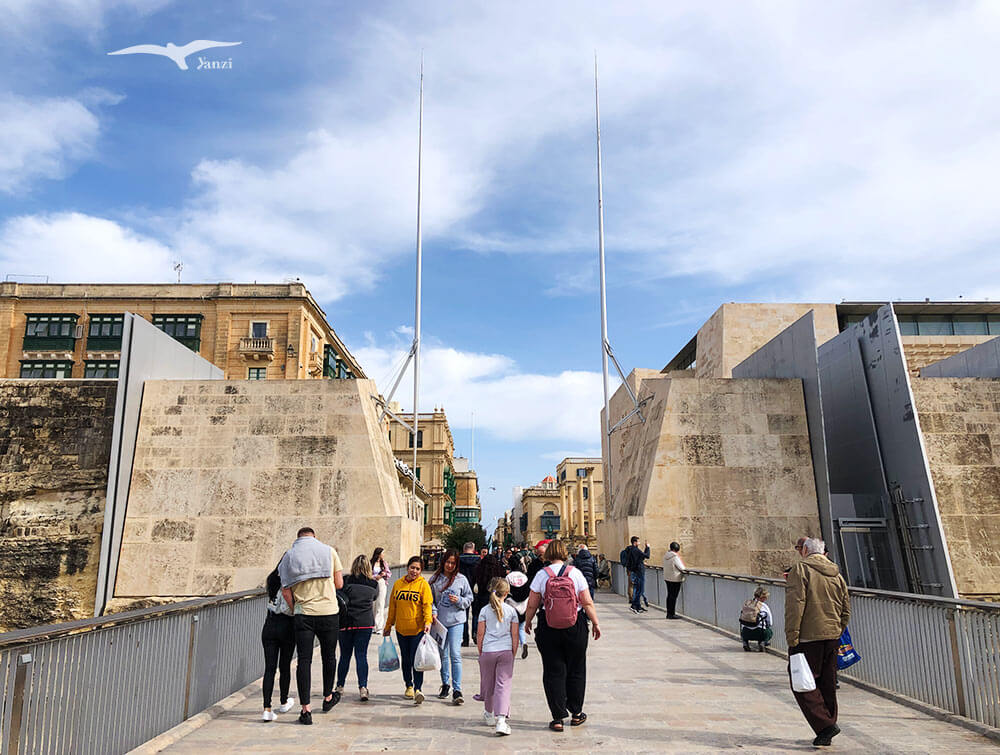 【瓦萊塔一日遊】8大景點＋步行路線｜漫步馬爾他的金色古城！