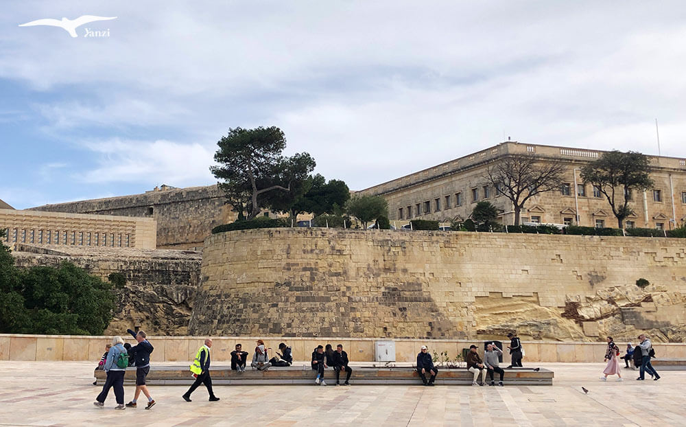 【瓦萊塔一日遊】8大景點＋步行路線｜漫步馬爾他的金色古城！