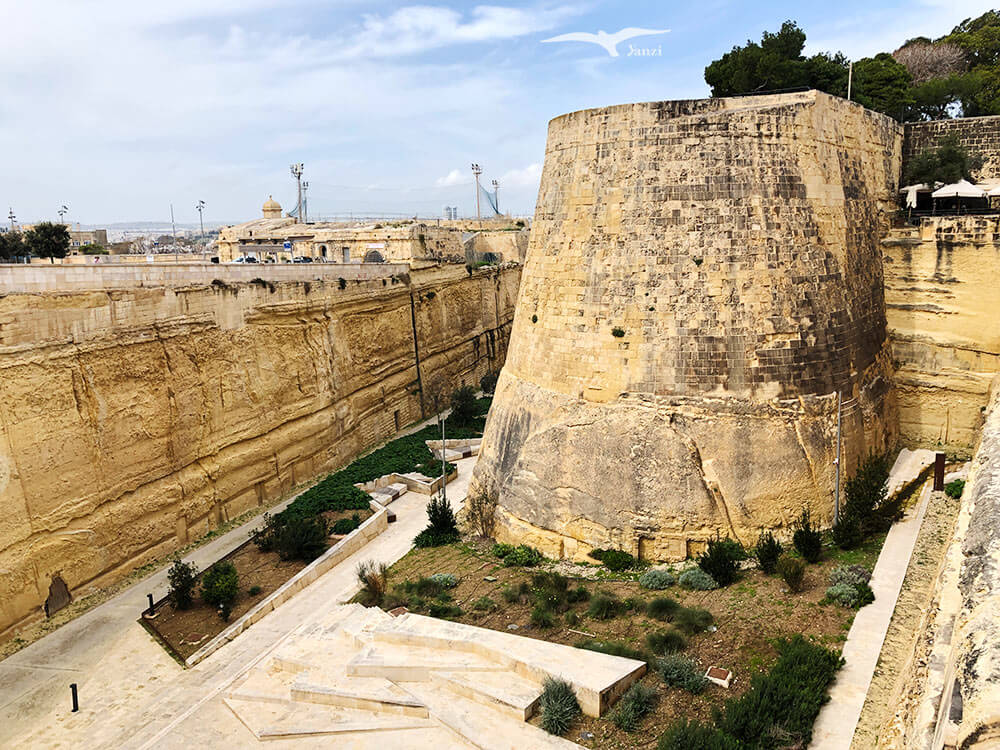 【瓦萊塔一日遊】8大景點＋步行路線｜漫步馬爾他的金色古城！