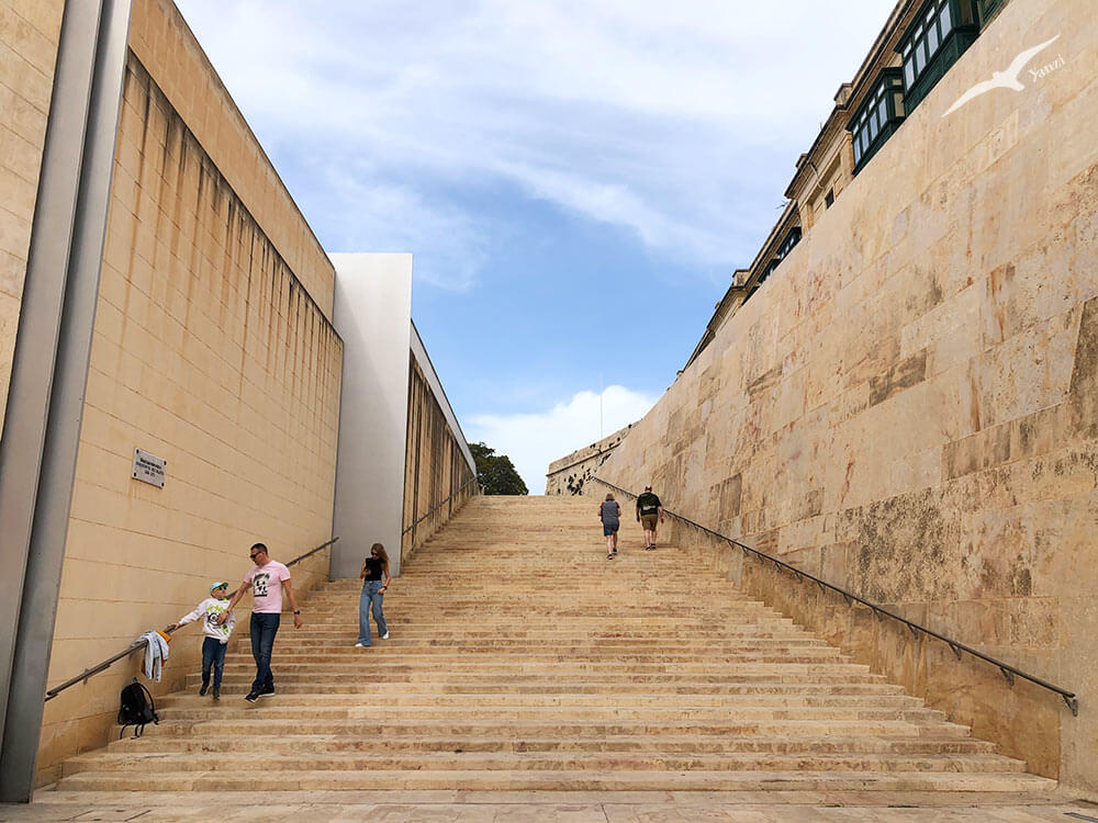 【瓦萊塔一日遊】8大景點＋步行路線｜漫步馬爾他的金色古城！