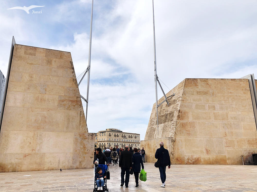 【瓦萊塔一日遊】8大景點＋步行路線｜漫步馬爾他的金色古城！