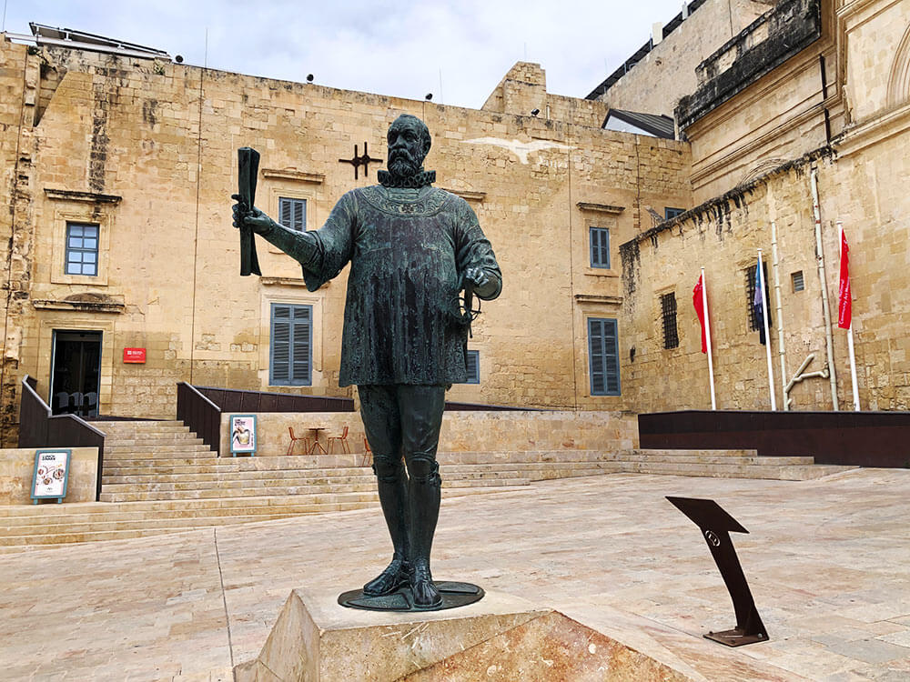 【瓦萊塔一日遊】8大景點＋步行路線｜漫步馬爾他的金色古城！