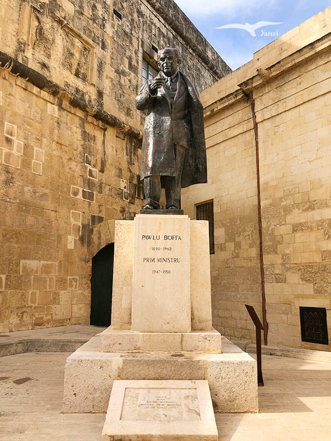 【瓦萊塔一日遊】8大景點＋步行路線｜漫步馬爾他的金色古城！