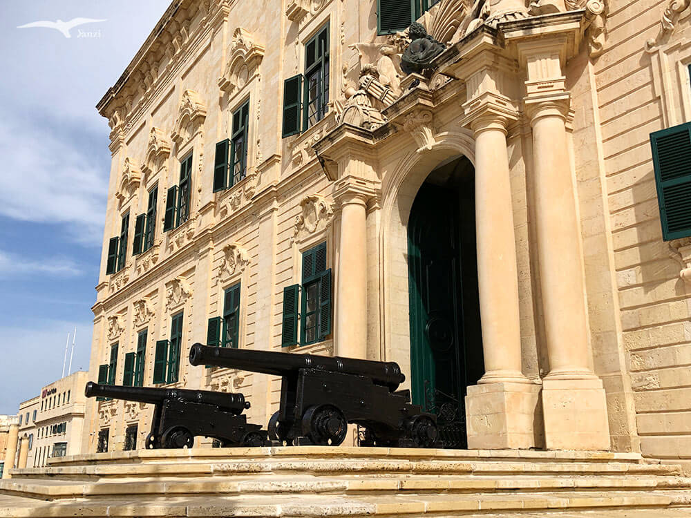 【瓦萊塔一日遊】8大景點＋步行路線｜漫步馬爾他的金色古城！