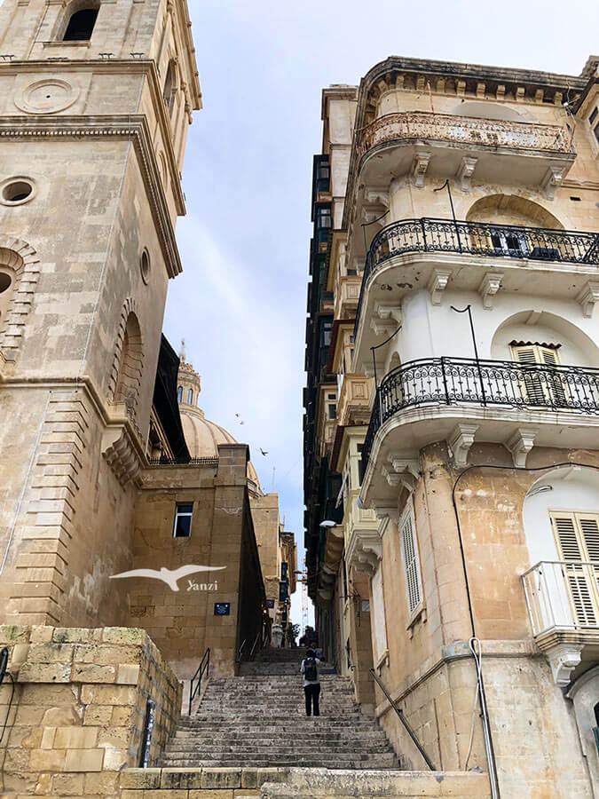 【瓦萊塔一日遊】8大景點＋步行路線｜漫步馬爾他的金色古城！